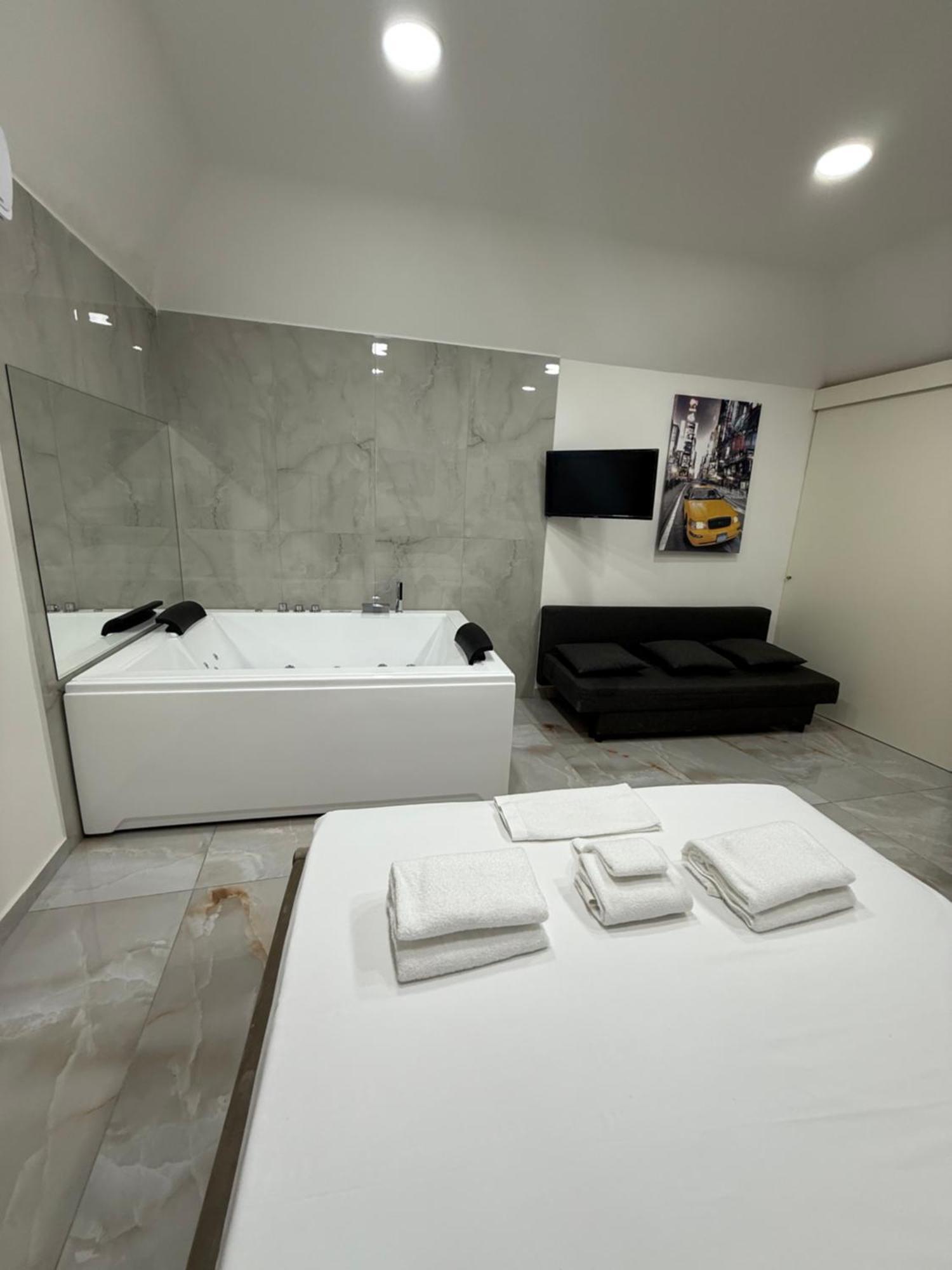 Caracciolo Suites 36 Napels Buitenkant foto