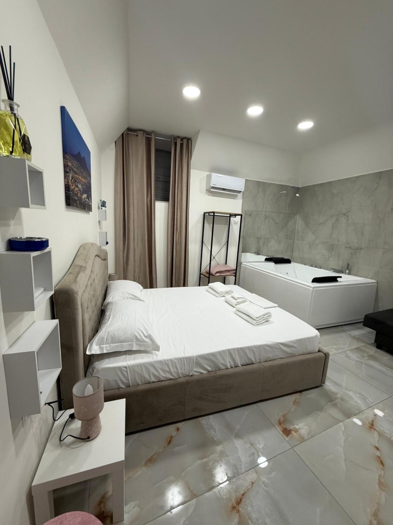 Caracciolo Suites 36 Napels Buitenkant foto